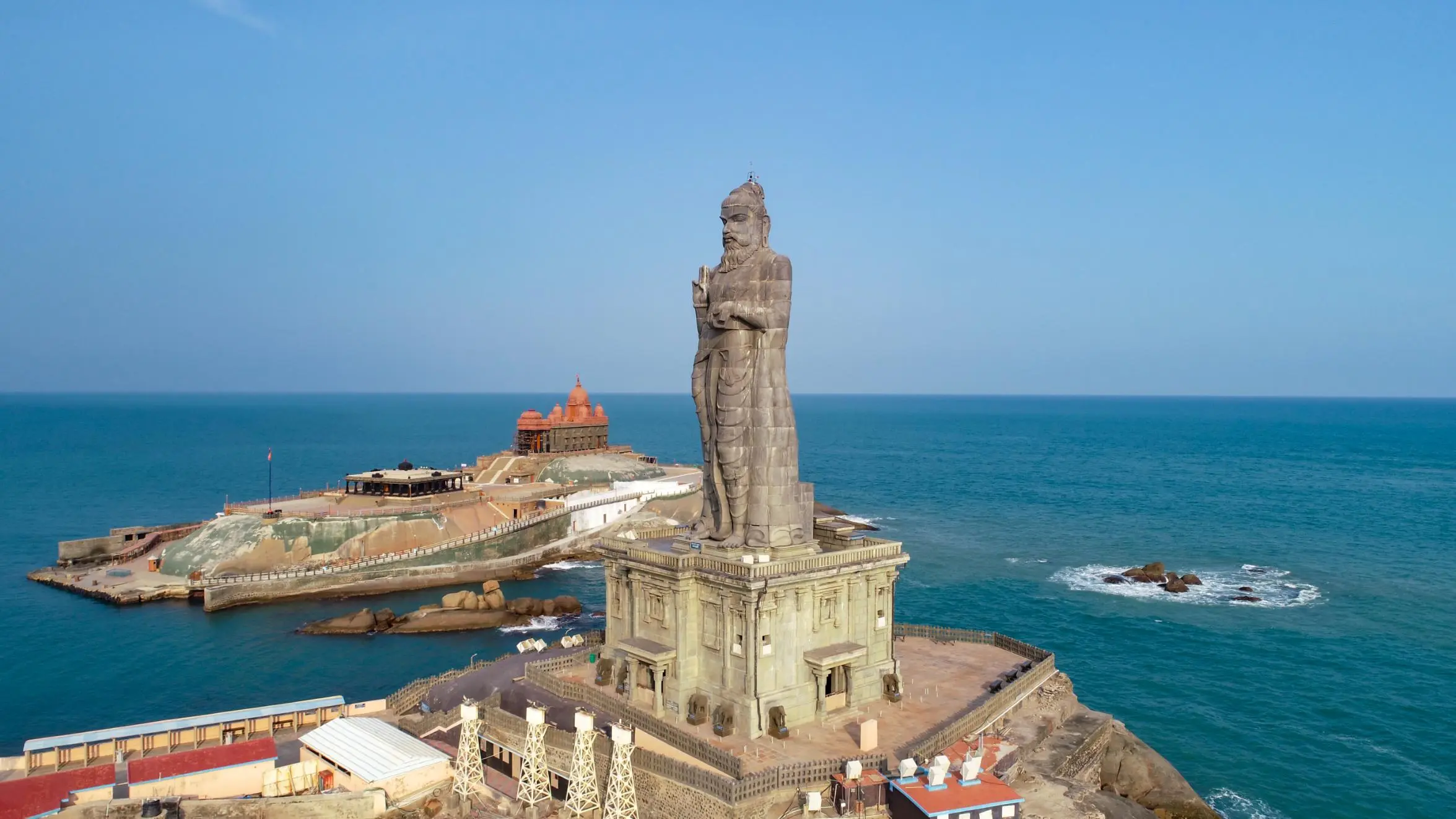 Thiruvalluvar Statue Kanyakumari – Best Places to Visit in Tamil Nadu with Kanishka Tours & Travels.