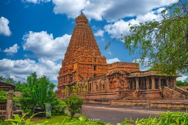 Thanjavur Brihadeeswarar Temple Tour – Tamil Nadu Heritage Travel Packages by Kanishka Tours & Travels.
